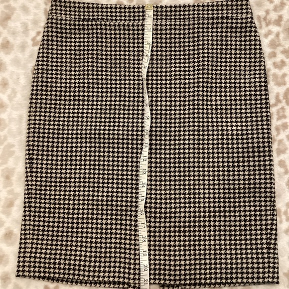J. Crew Black and Winter White Houndstooth Wool Blend “The Pencil Skirt”, Size 6 - Picture 10 of 15